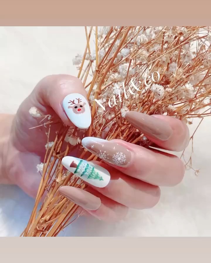 Christmas themed almond nail art