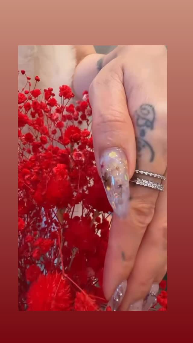 Encapsulated dried flower nail art